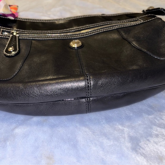 COACH Laura Black Leather Hobo purse with Patent Leather trim C1026- F14886 - Picture 4 of 16